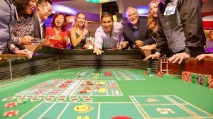 zona66 slot Crash live table with multiplier counter and cash-out button visible on mobile screen